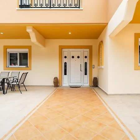 Hébergement de vacances Rafaela's House 2 *